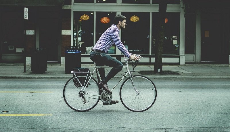Jazda rowerem po miejskiej ulicy