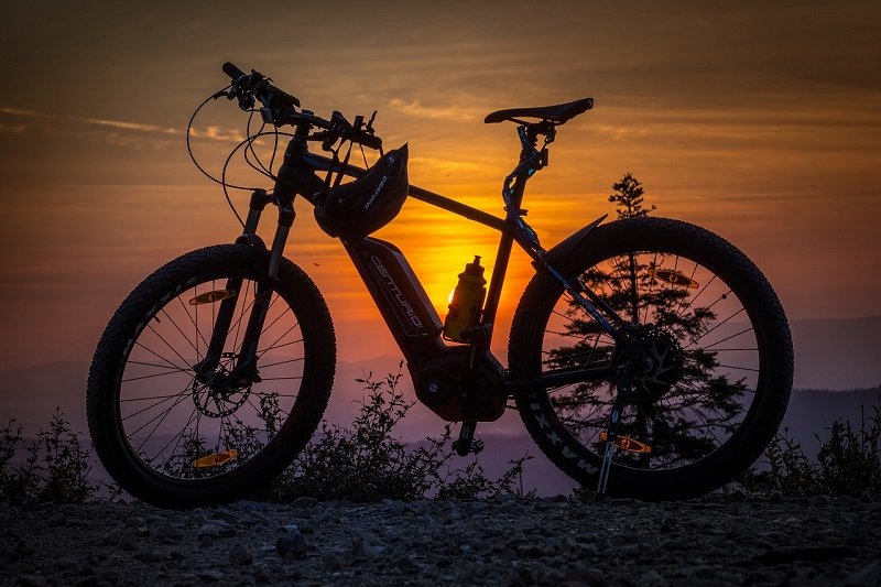 Podróż z rowerem górskim na szlaku - zachód słońca