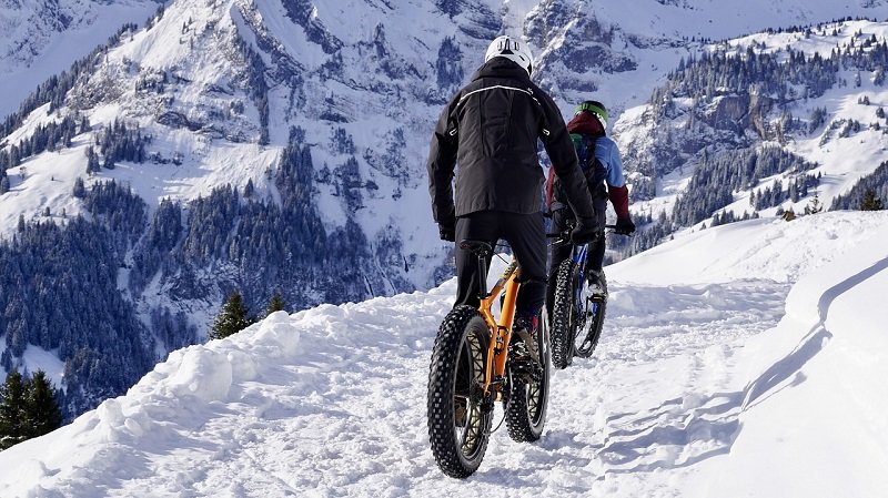 Przejazd na e-bike górską trasą w czasie zimy